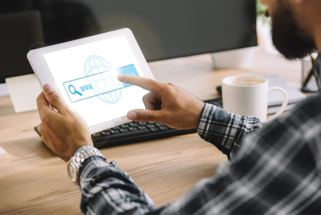 SEO Manager mit Tablet