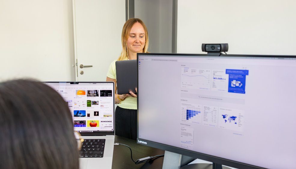 Mitarbeiter von SMART LEMON mit Laptops