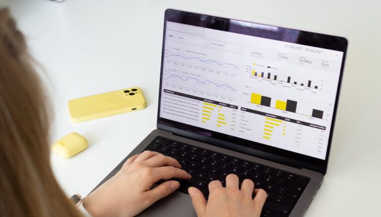 Blick auf einen Laptop, die Ansicht zeigt diverse Diagramme und Daten aus dem Bereich Online Marketing - SMART LEMON