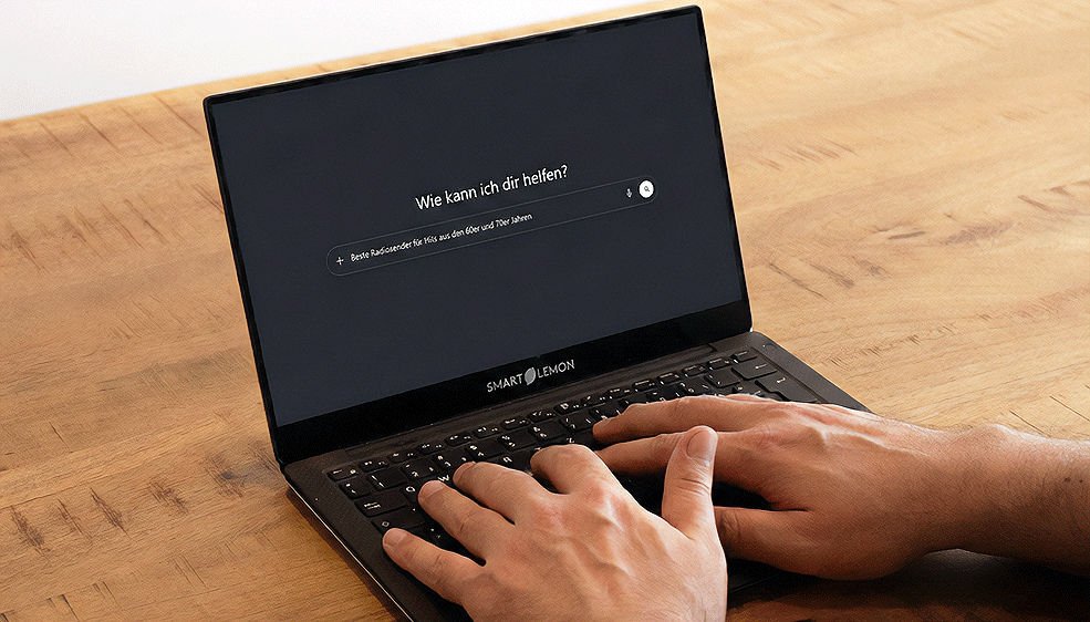 Ein Laptop, auf dem ChatGPT zu sehen ist, mit der Suchanfrage "Beste Radiosender für hits aus den 60er und 70er Jahren" - SMART LEMON