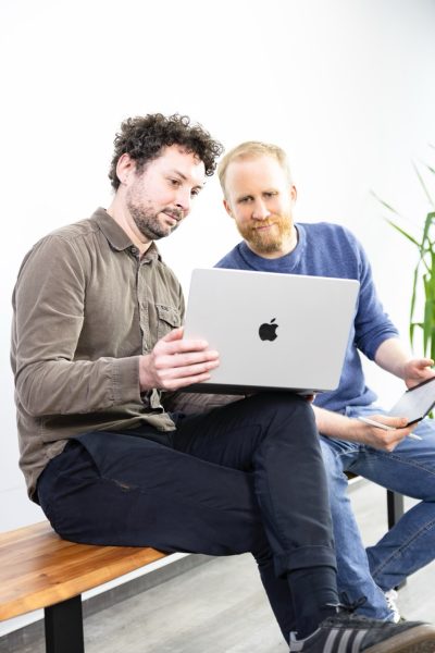 Zwei Paid Advertising Kollegen von SMART LEMON im Büro