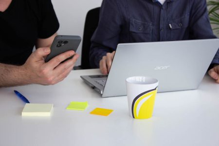 anforderungen-entwicklung-agentur-koeln Laptop und Smartphone