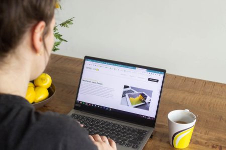 digitale-erlebnisse-website-agentur Person schaut Website an