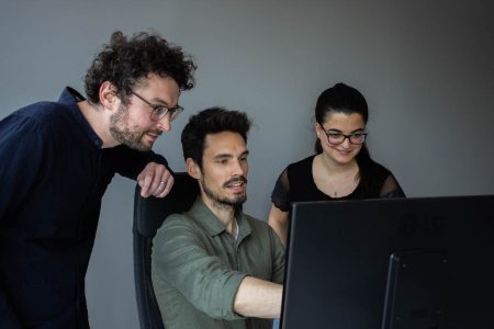 sea-agentur-koeln-berater Drei SEA-Expert:innen schauen auf einen Bildschirm