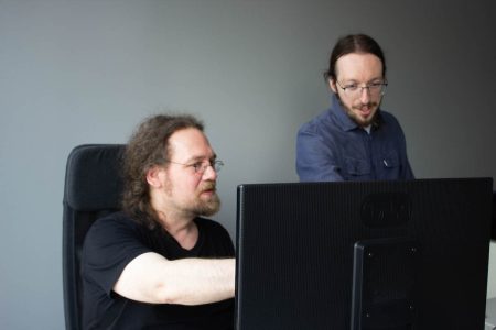 seo-experten-smart-lemon-koeln Zwei Personen vor einem Bildschirm