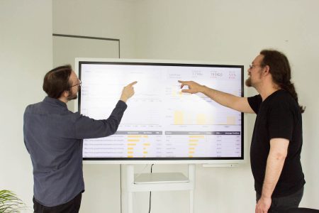 seo-kennzahlen-agentur Zwei Personen sehenFlipchart an