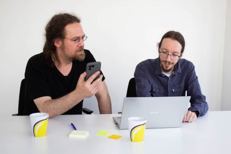 Zwei SEO-Experten schauen auf einen Laptop