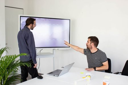 seo-monitoring-betruung-agentur Zwei Personen besprechen Porting