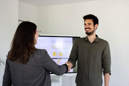 zusammenarbeit-agentur-handgeben Zwei Personen schütteln sich die Hand