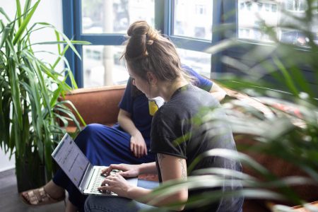 zusammenarbeit-smart-lemon-koeln Zwei Personen schauen auf Laptop
